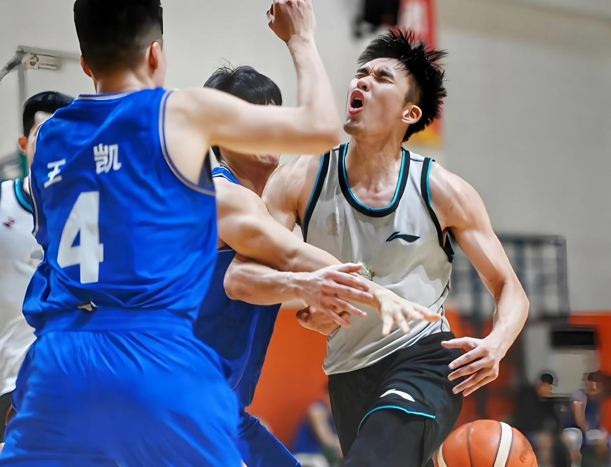 今晨体能课后；巴黎圣日耳曼临场应变备战CBA常规赛；气氛紧张；纪律约束更严格的简单介绍